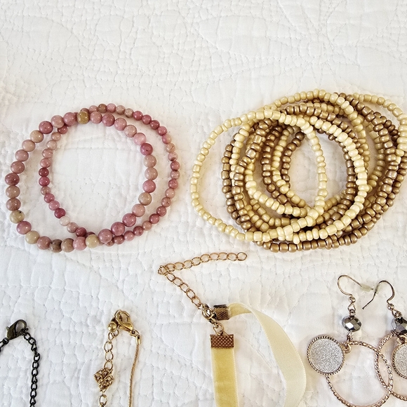 Large Costume Jewelry Lot Necklaces Bracelets Rings Earrings Beads Colorful - Picture 3 of 16